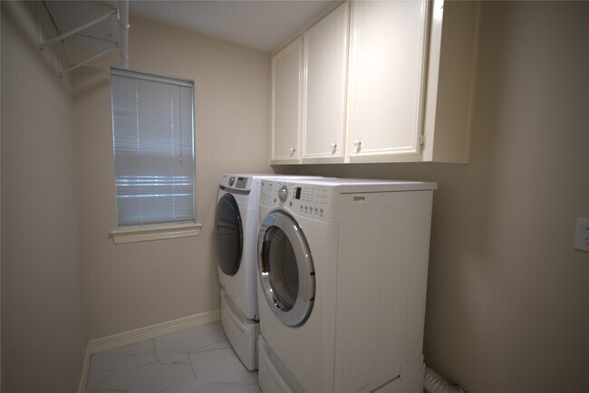 Building Photo - 1839 Lakewinds Dr