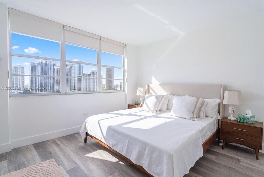 Building Photo - 801 Brickell Bay Dr