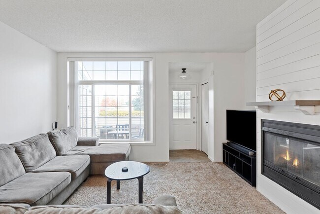 Building Photo - Great 2 bedroom, 1.5 bathroom Townhome in ...