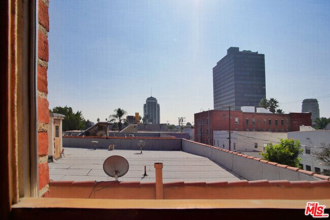 Building Photo - 611 Cloverdale Ave