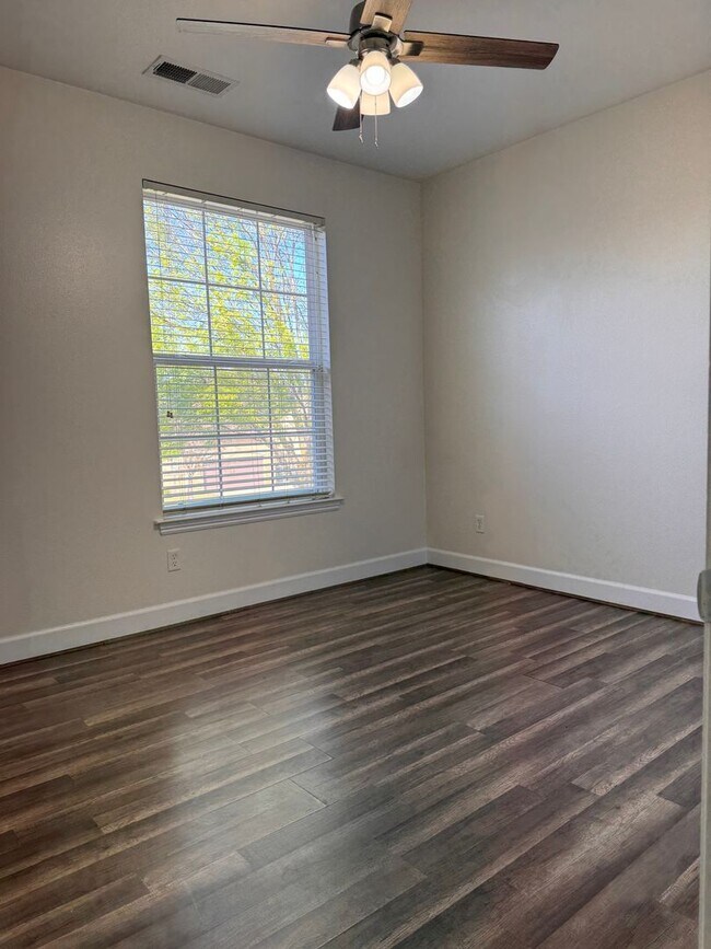 Building Photo - Beautiful single family home