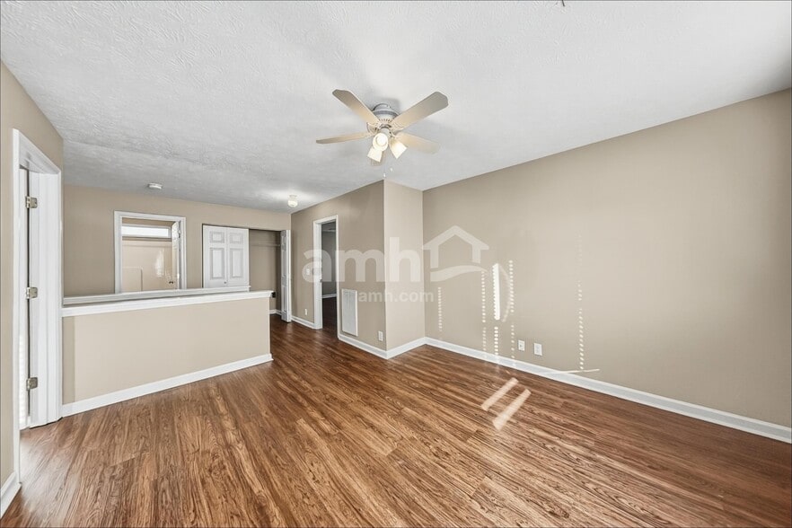 Building Photo - 4060 Longfellow Dr