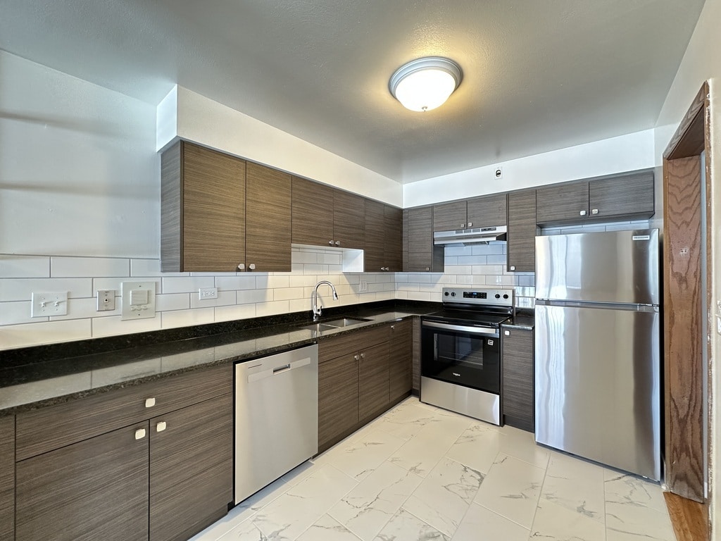 Building Photo - 1653 Oakwood Ave