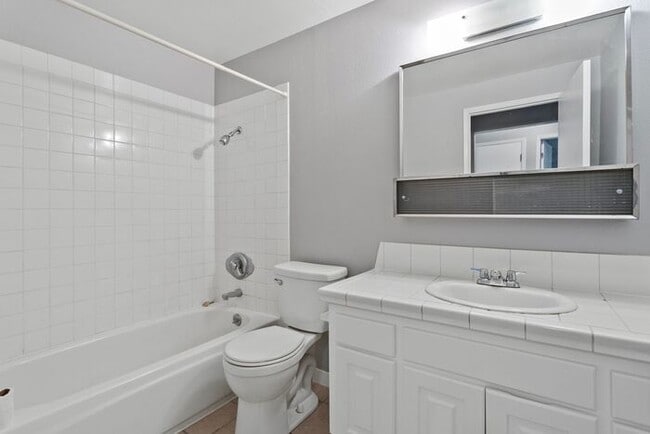 Building Photo - 2 bedroom 1 bath in Clackamas!!