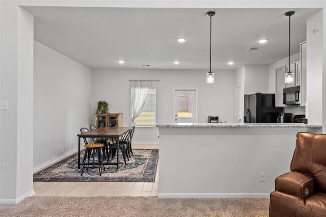 Building Photo - 5872 Strawflower Ln