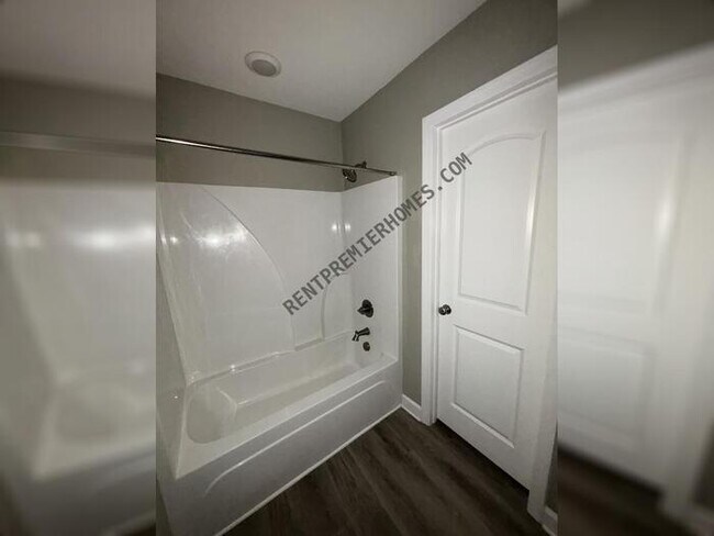 Building Photo - 10 Jennifer Cove