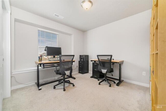 Building Photo - $500 OFF OCTOBER RENT!