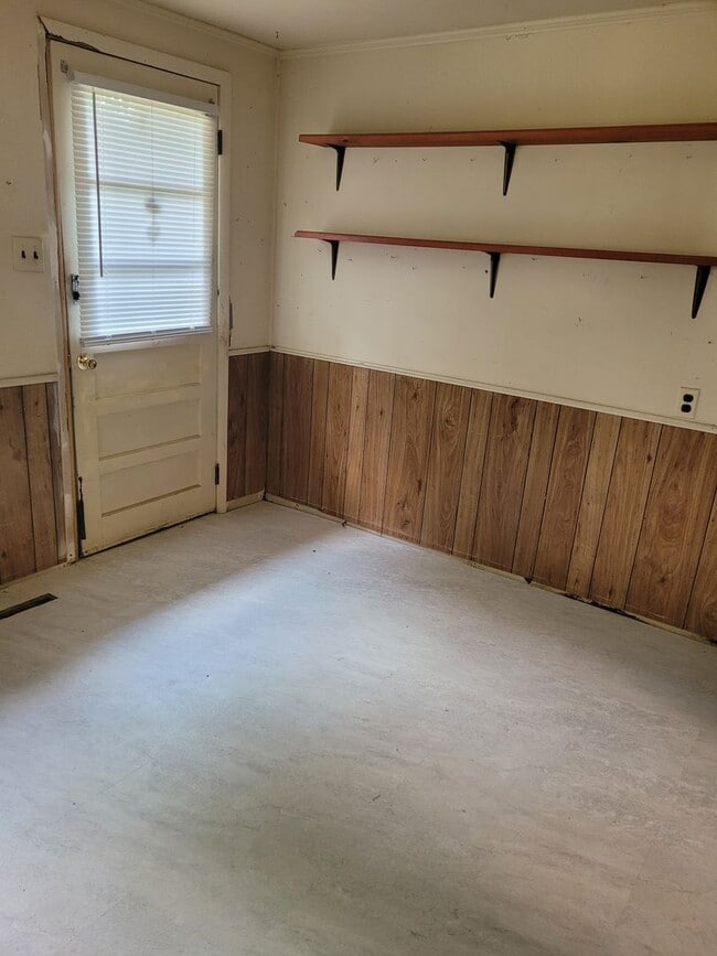 Building Photo - Spacious Updated Cottage