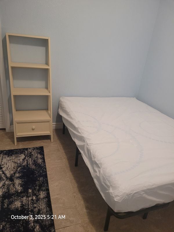 Building Photo - 219 Elm St