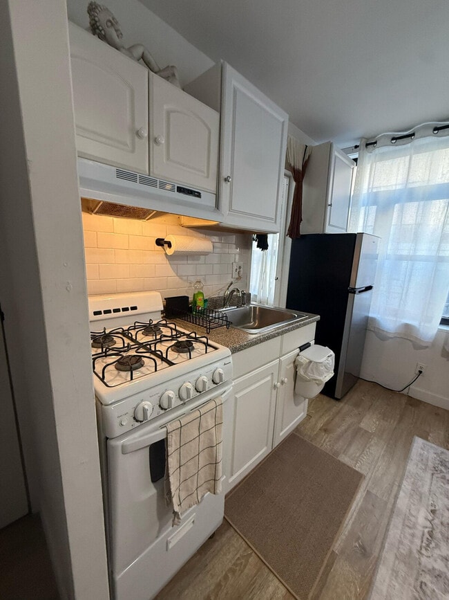 Building Photo - 341 W 30th St