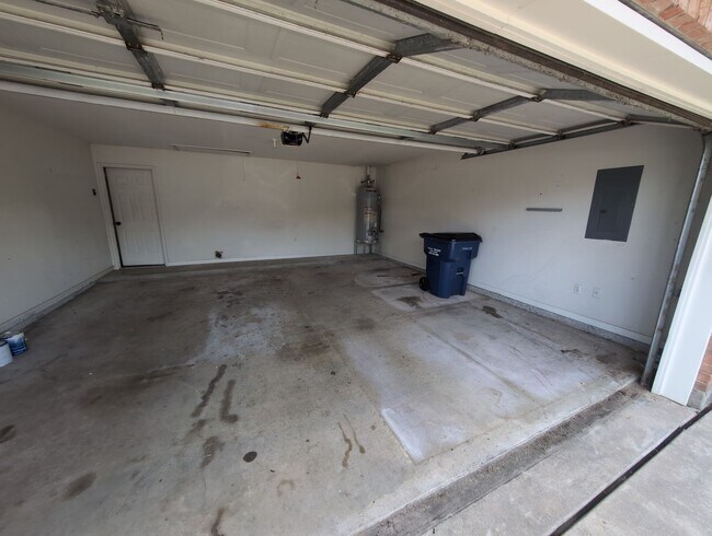 Building Photo - 7647 Rosewood Dr