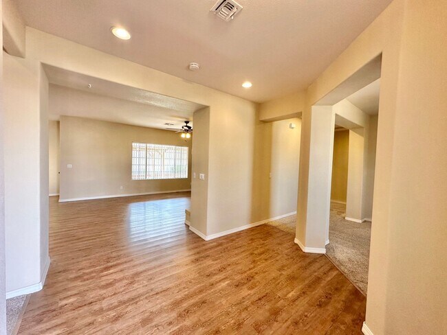 Building Photo - Beautiful 3 bedroom, 3 bathroom home with ...