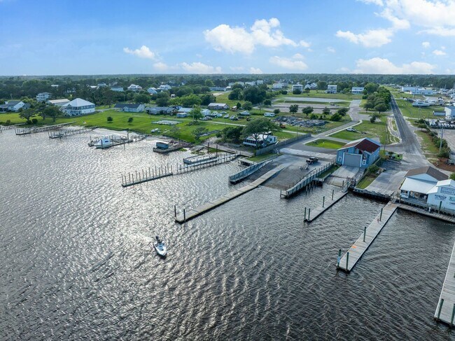 Building Photo - Stunning 4 bedroom 2.5 bath home located in Hampstead Wyndwater Community