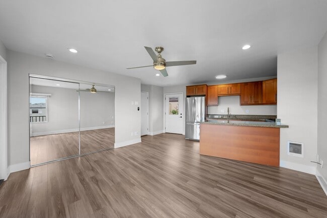 Building Photo - Spacious Studio aand 1-bedroom Apartments in Mission Hills – Prime Location!