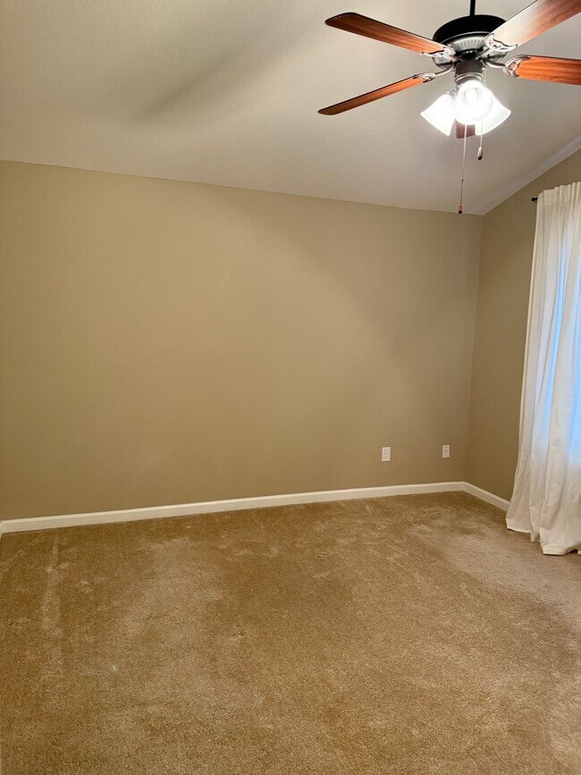 Building Photo - Beautiful 3 Bedroom House with High Ceilin...