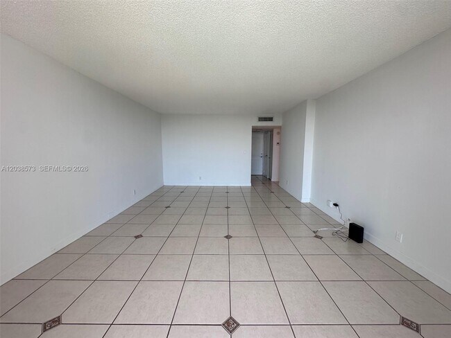 Building Photo - 100 Bayview Dr