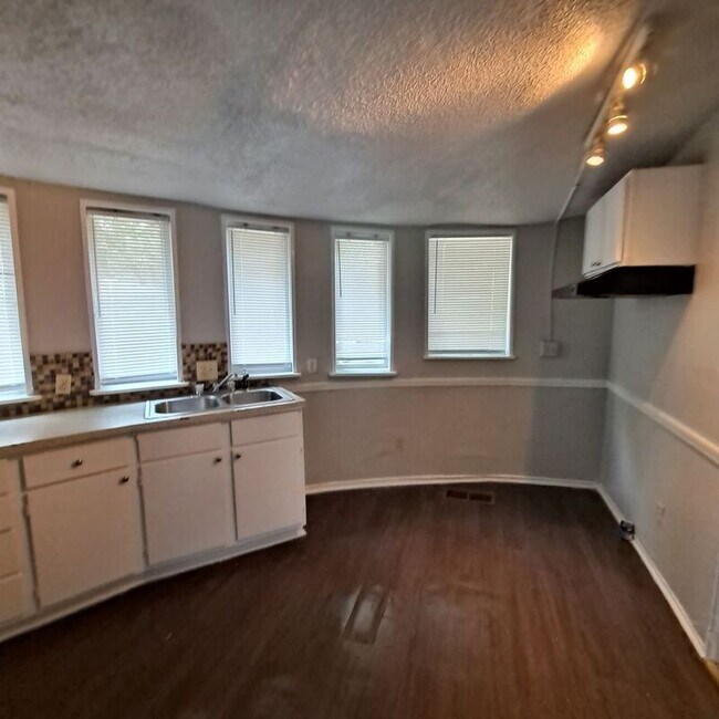 Building Photo - 3176 Lyndale Ave