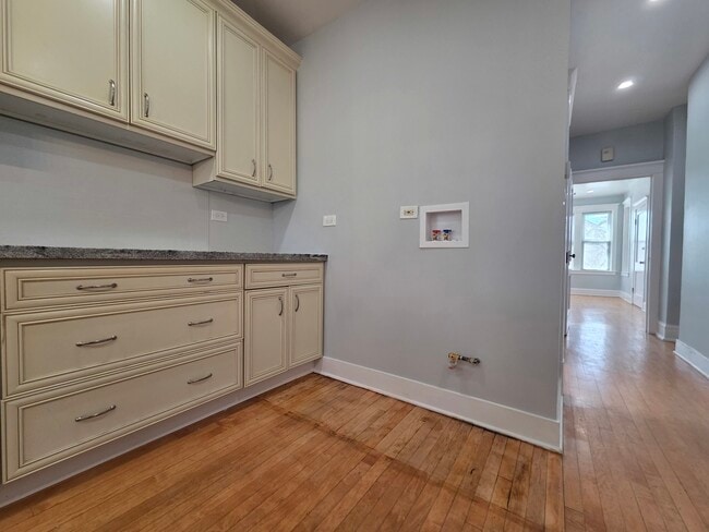 Building Photo - 5434 W Drummond Pl