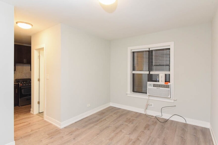 Building Photo - 546 W Belden Ave