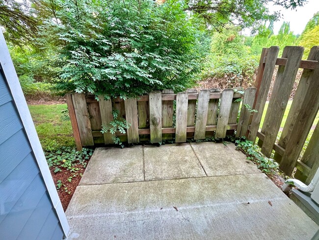 Building Photo - Spacious 2-story 2bedroom + 2.5 bath townh...