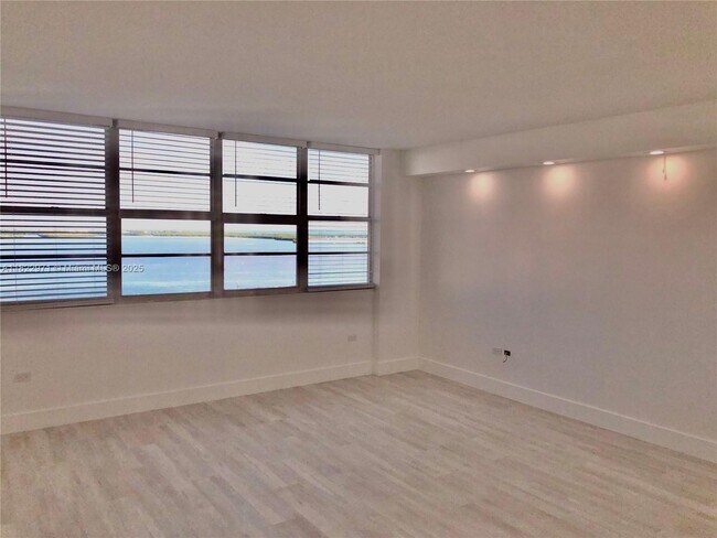 Building Photo - 905 Brickell Bay Dr