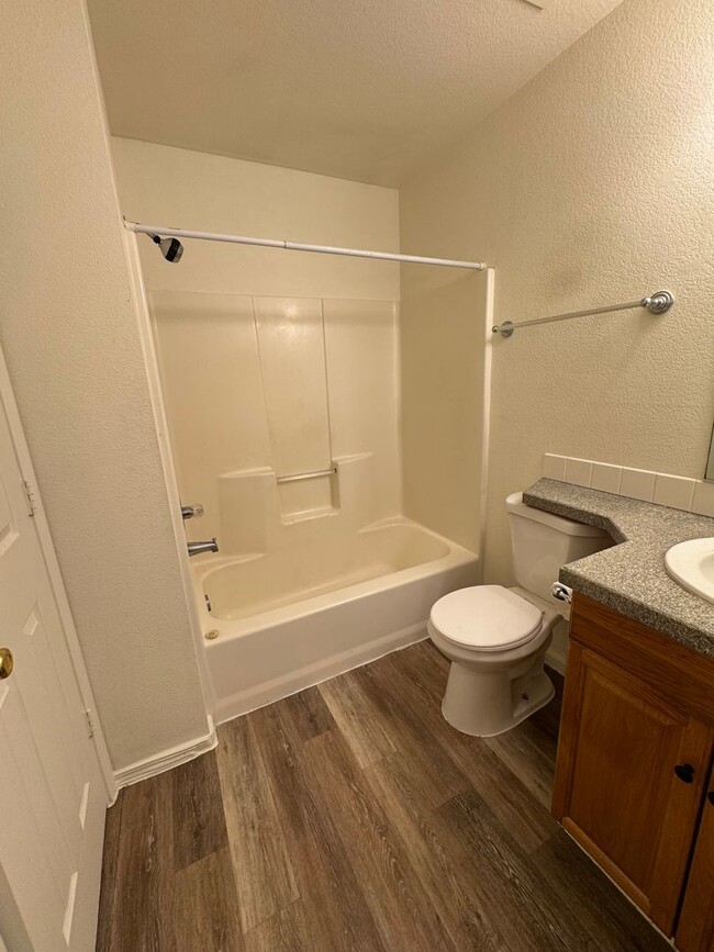 Building Photo - Beautiful 4 bedroom house avail 6/12