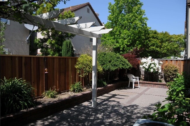 Building Photo - 275 Woodruff Way