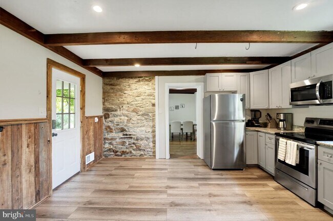 Building Photo - 211 Gale Ln