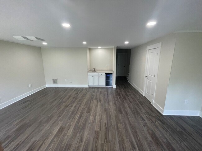 Building Photo - BEAUTIFLLY UPDATED TOWNHOME