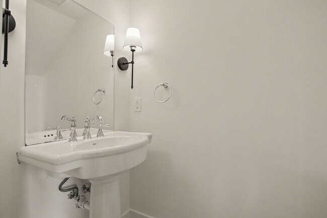 Building Photo - Newly Renovated Condominium