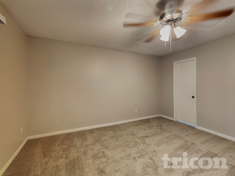 Building Photo - 1689 Ashwood Cir