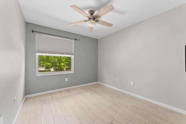 Building Photo - 9825 Scribner Ln