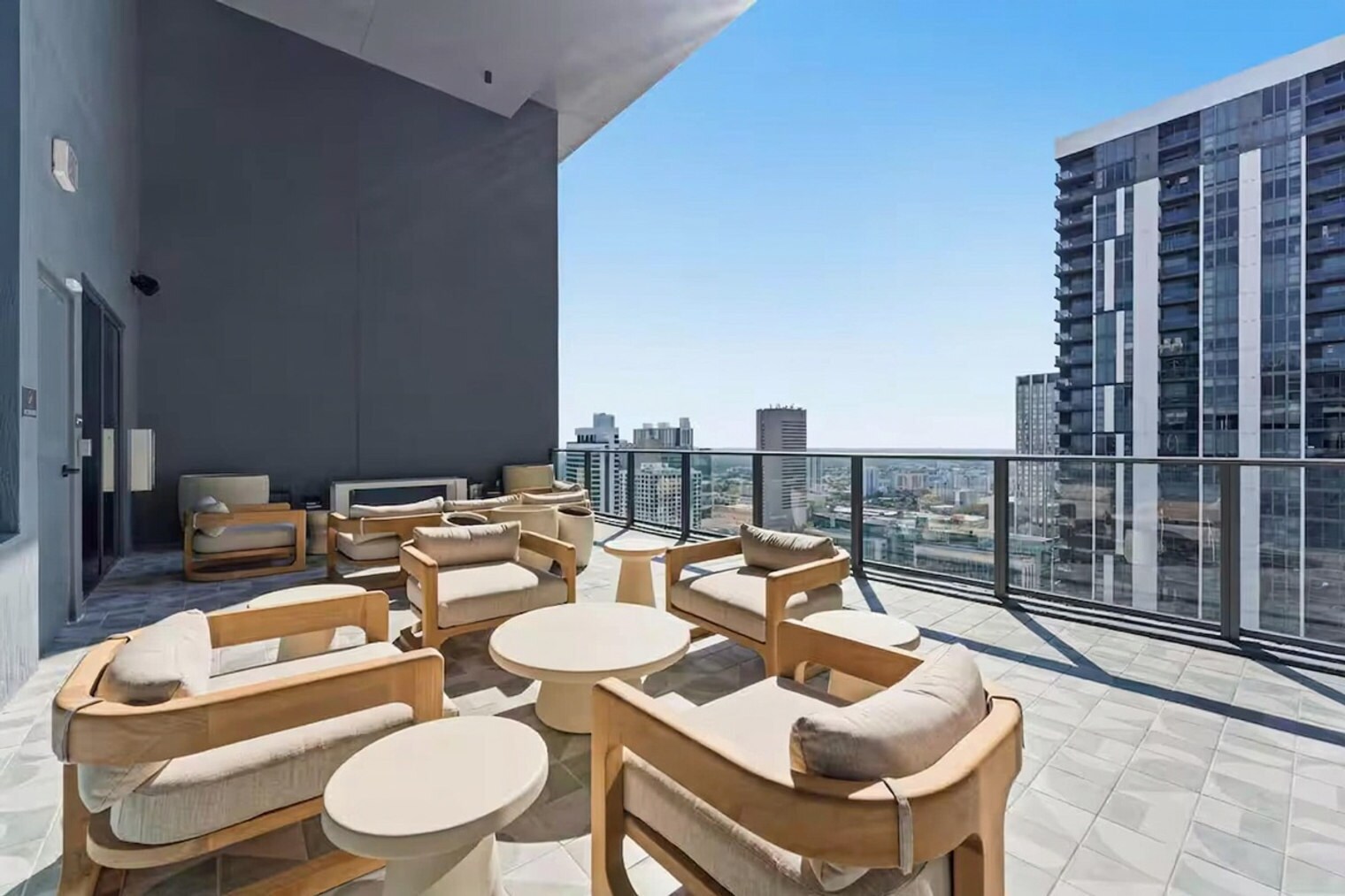 Building Photo - 501 NE 1st Ave