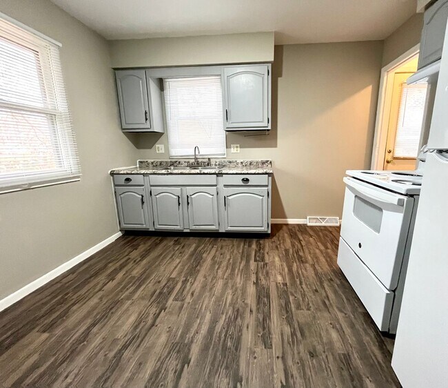Building Photo - 1467 Valley View Dr