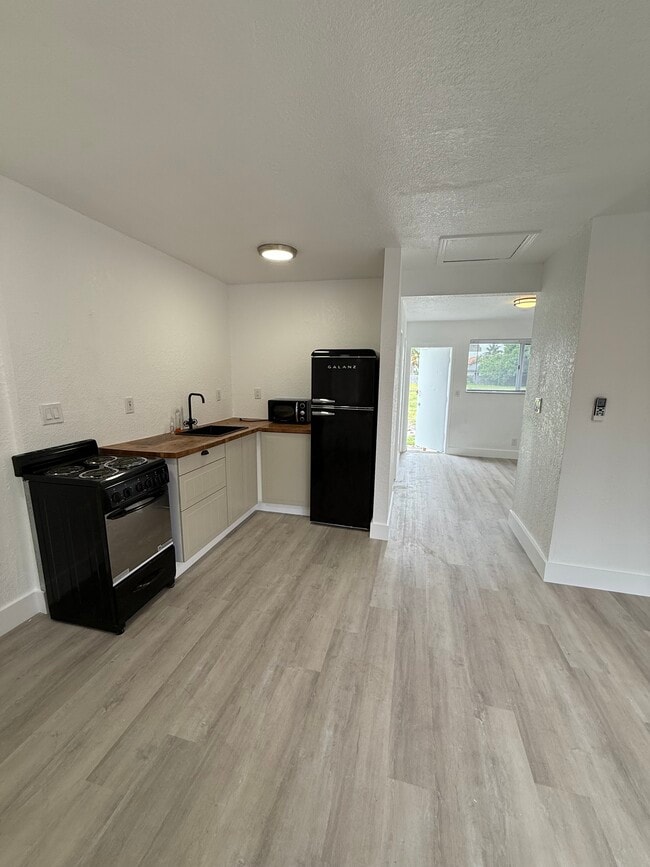 Building Photo - 2213 Lincoln St