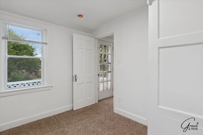 Building Photo - $1290 3 bedroom bungalow