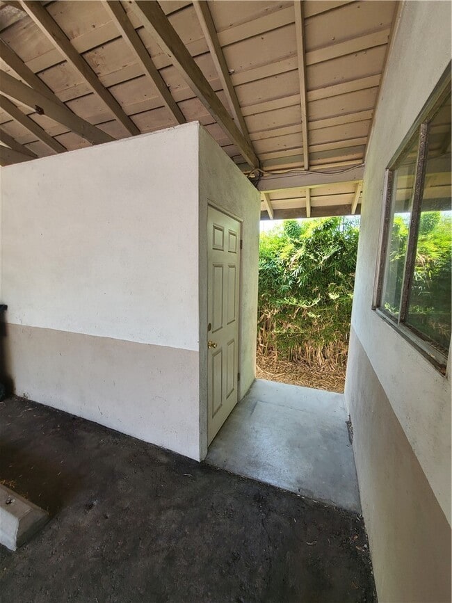 Building Photo - 310 La Paloma St