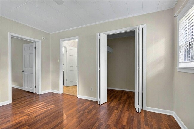 Building Photo - 4 bed 2 bath house, walk to stadium! Available August 2026