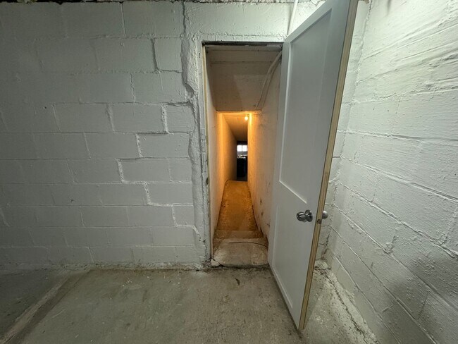 Building Photo - 5 Bedroom Rental in Moline