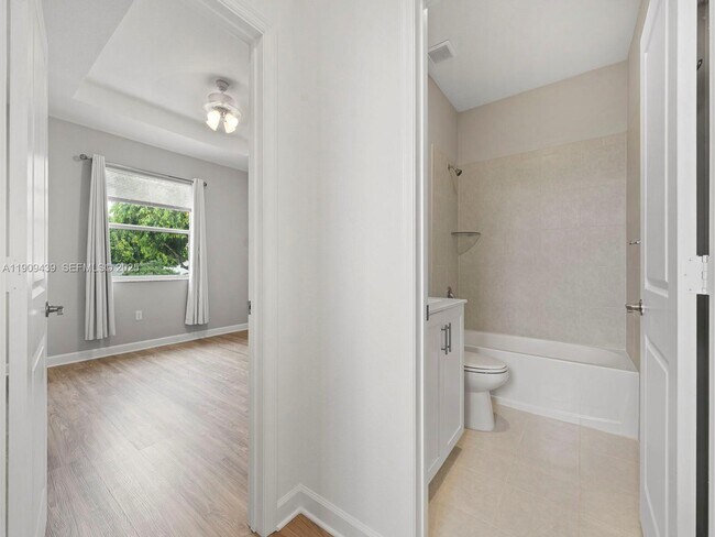 Building Photo - 2723 SE 17th St