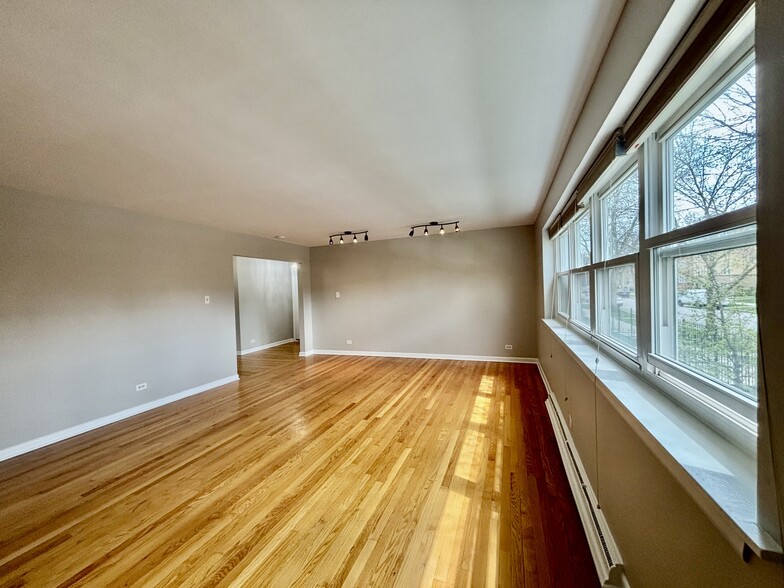 Living room - 2642 W Farragut Ave
