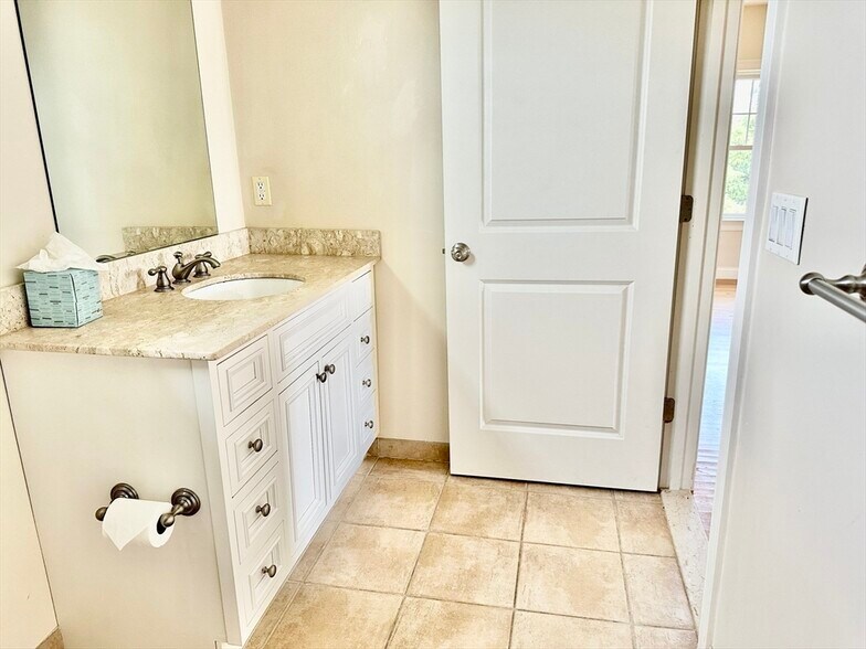 Building Photo - 1127 Chestnut St