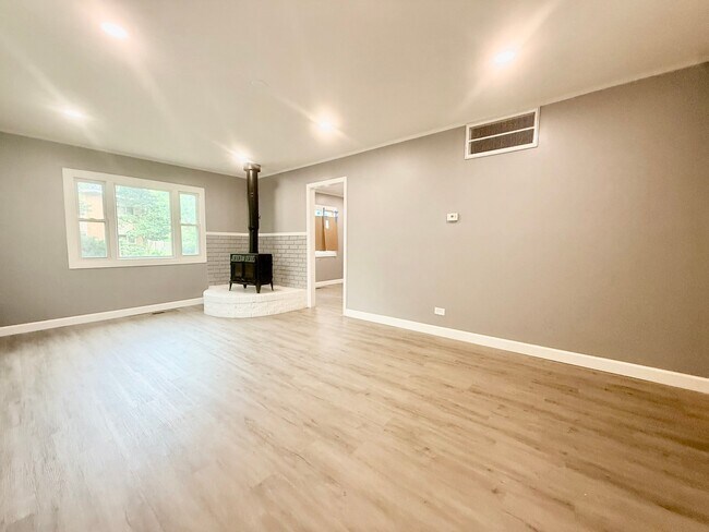 Building Photo - 450 Tomahawk St