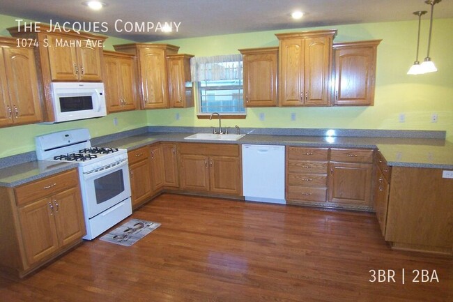 Building Photo - Very Clean 3 Bedroom 2 Bath 3 Car Garage H...