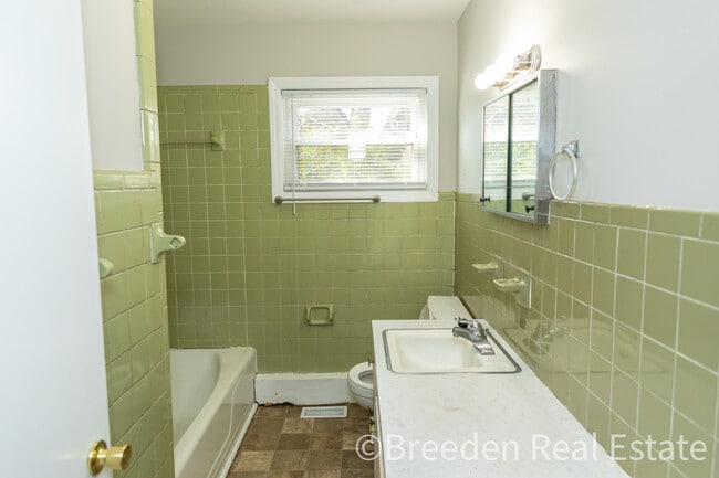 Building Photo - 300 Oakland Ave