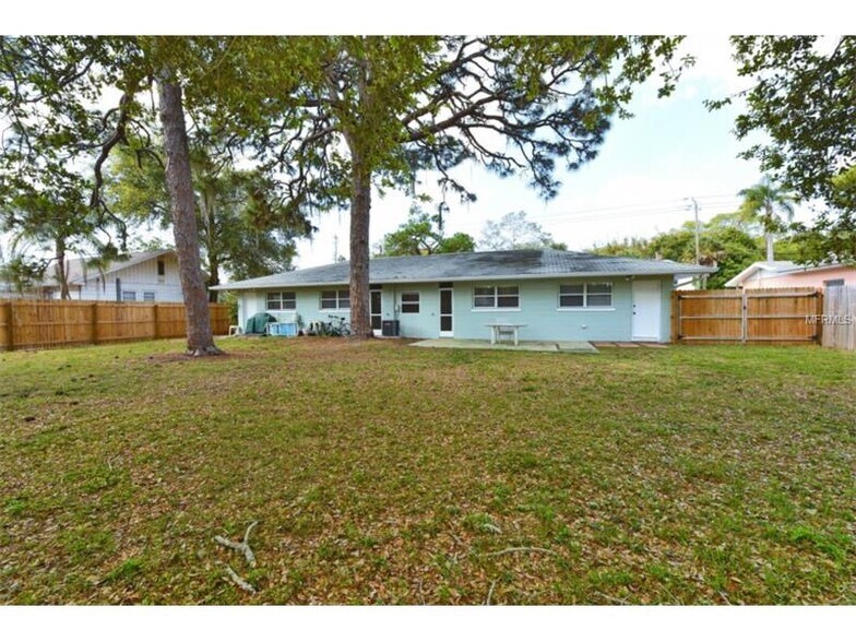 Building Photo - 3904 Sarasota Ave