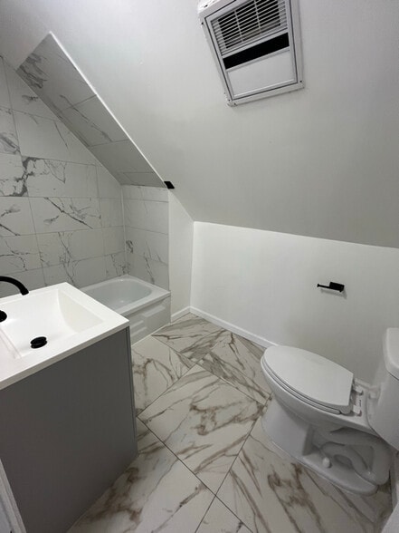 Building Photo - 100 Smith St