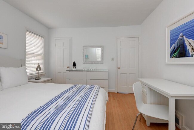 Building Photo - 1723 Oakcrest Dr