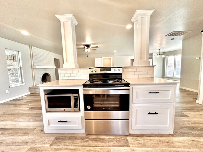 Building Photo - 4 Bed Spacious Midwest city House