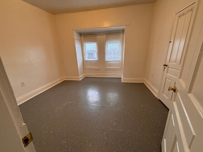 Building Photo - 738 W Poplar St